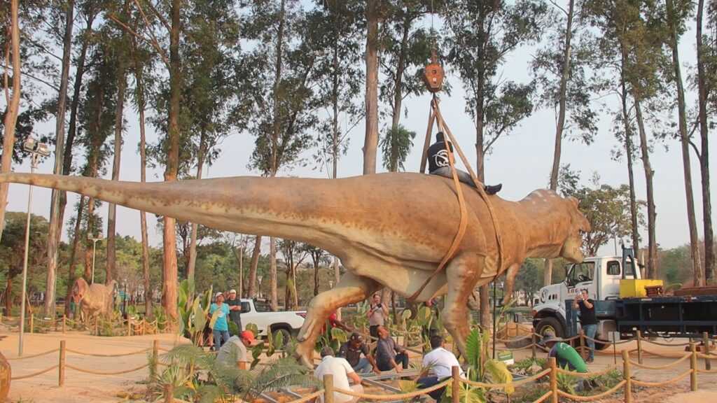 mais-dois-dinossauros-se-integram-ao-grupo-de-esculturas-no-parque-dos-ipes,-em-santa-barbara