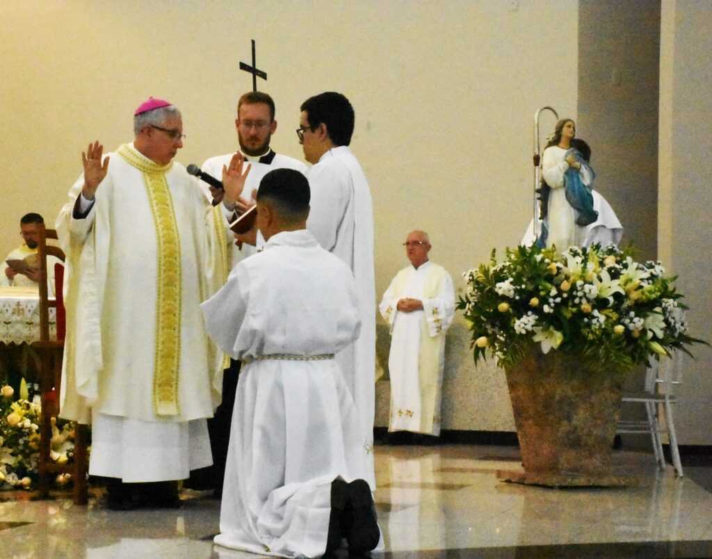 miguel-winicius-camargo-e-ordenado-diacono-transitorio-na-paroquia-imaculada-conceicao,-em-sb