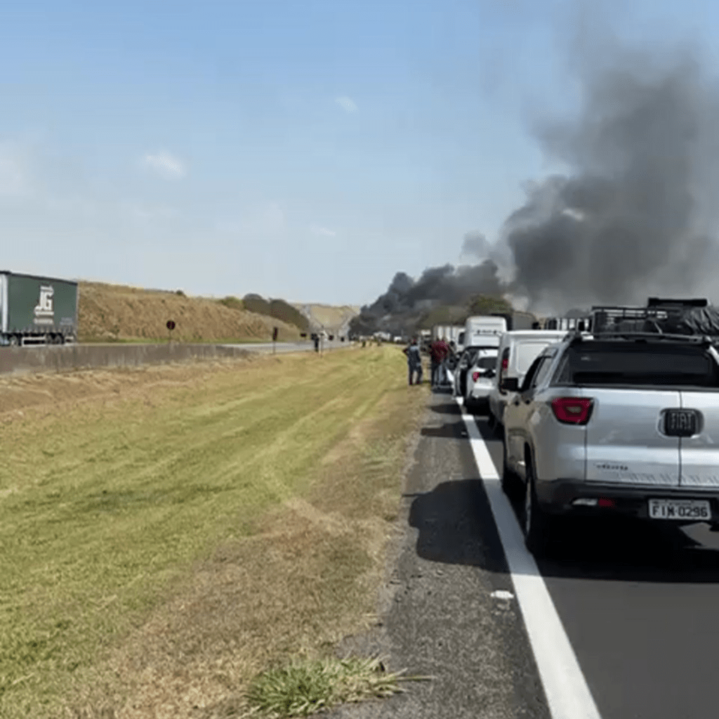 Caminhão capota e pega fogo na Pista Bandeirantes; pista fica absolutamente interditada caminhao-tomba-e-pega-fogo-na-rodovia-bandeirantes;-pista-esta-totalmente-interditada