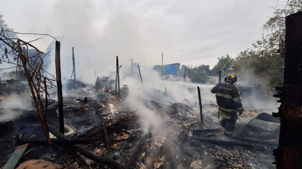 incendio-destroi-barracos-em-favela-de-americana