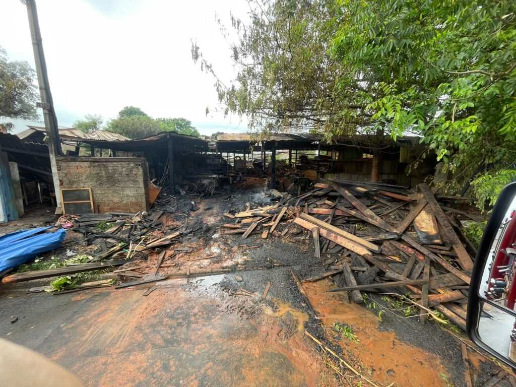 incendio-atinge-madeireira-em-santa-barbara