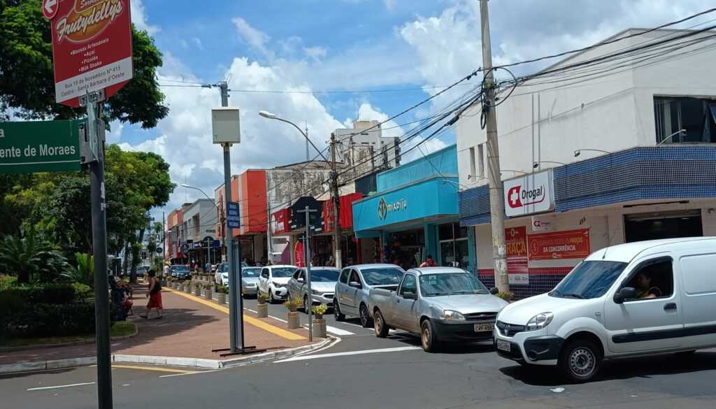 comercio-barbarense-abre-neste-domingo