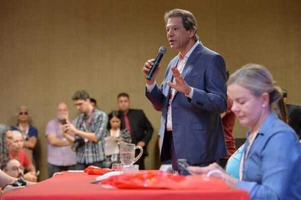 Haddad recebeu telefonema de Gleisi depois de Lula confirmá-la no governo haddad-recebeu-telefonema-de-gleisi-apos-lula-confirma-la-no-governo
