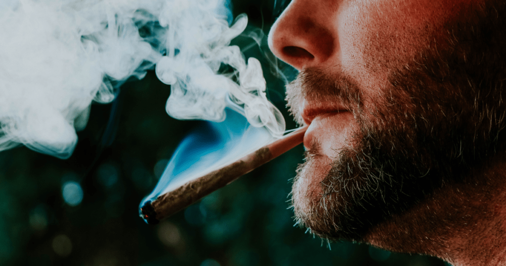 multa-de-r$-1.500-para-quem-fumar-maconha-em-santa-barbara-deve-virar-lei