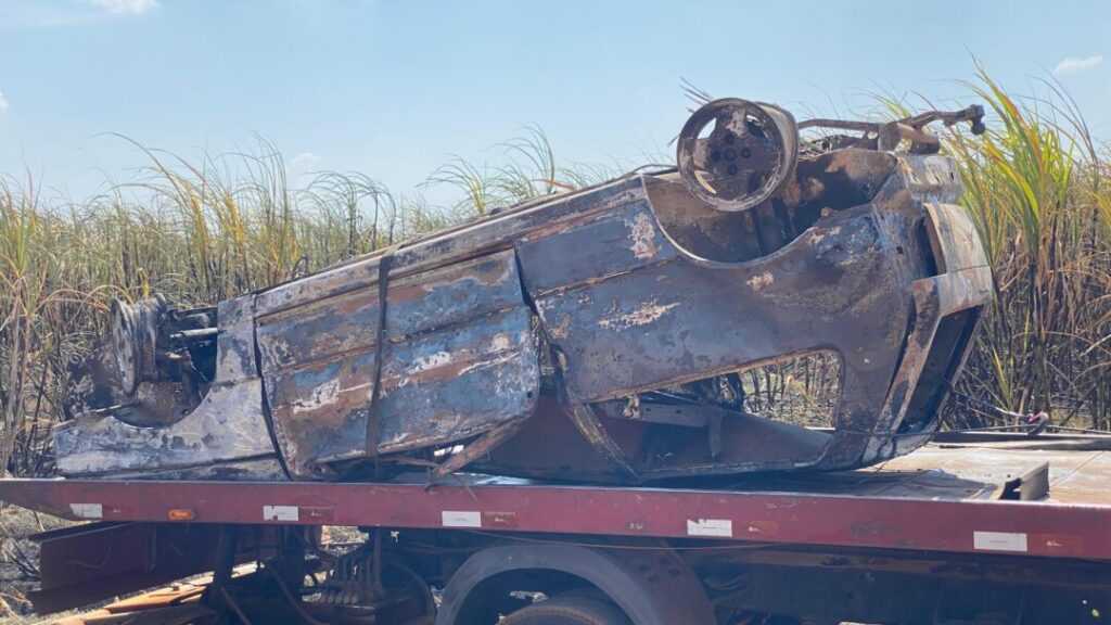 fogo-em-canavial-as-margens-da-sp-306,-em-santa-barbara-d’oeste,-destroi-carro