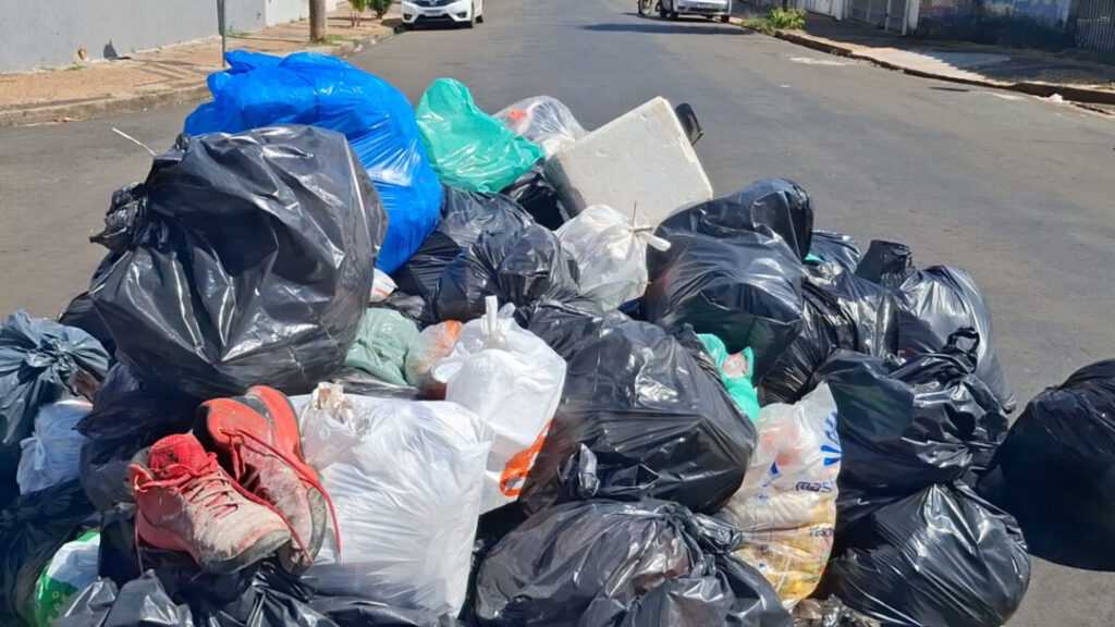 falta-de-coleta-de-lixo-causa-acumulo-e-provoca-reclamacoes-de-moradores-em-santa-barbara-d’oeste