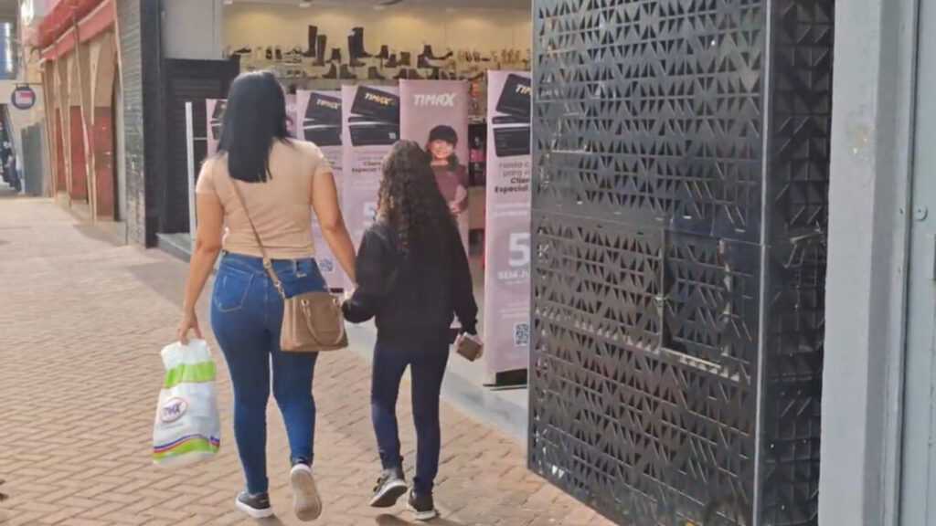 dia-das-maes:-presente-chega,-mas-de-forma-mais-economica,-diz-acisb