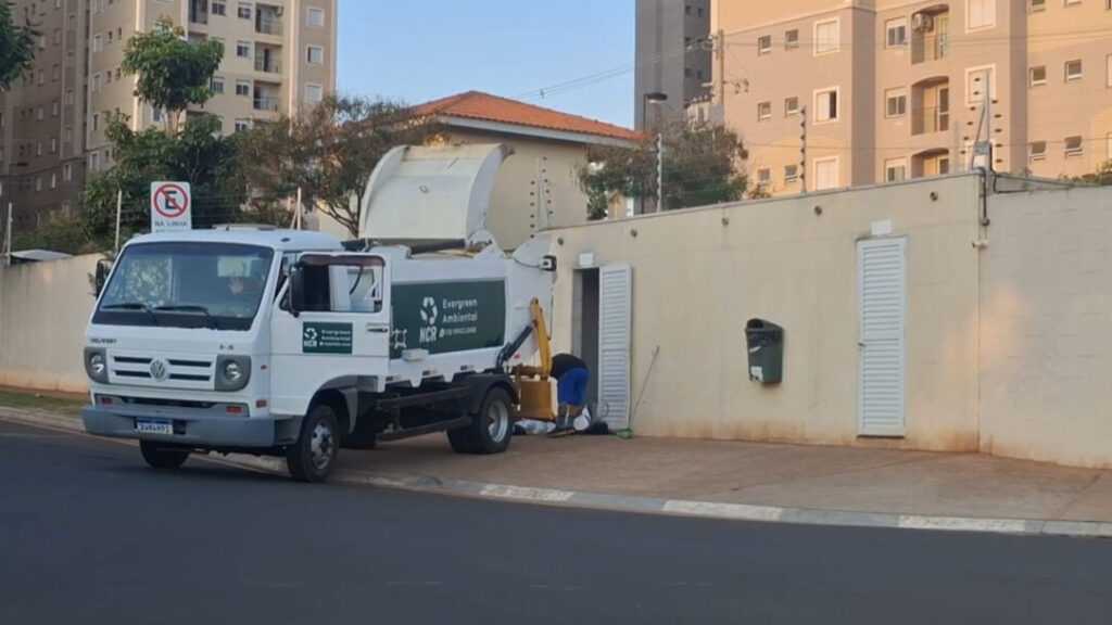Depois de uma semana sem coleta de lixo, moradores contratam coleta particular em Santa Bárbara d’Oeste apos-uma-semana-sem-coleta-de-lixo,-moradores-contratam-coleta-particular-em-santa-barbara-d’oeste