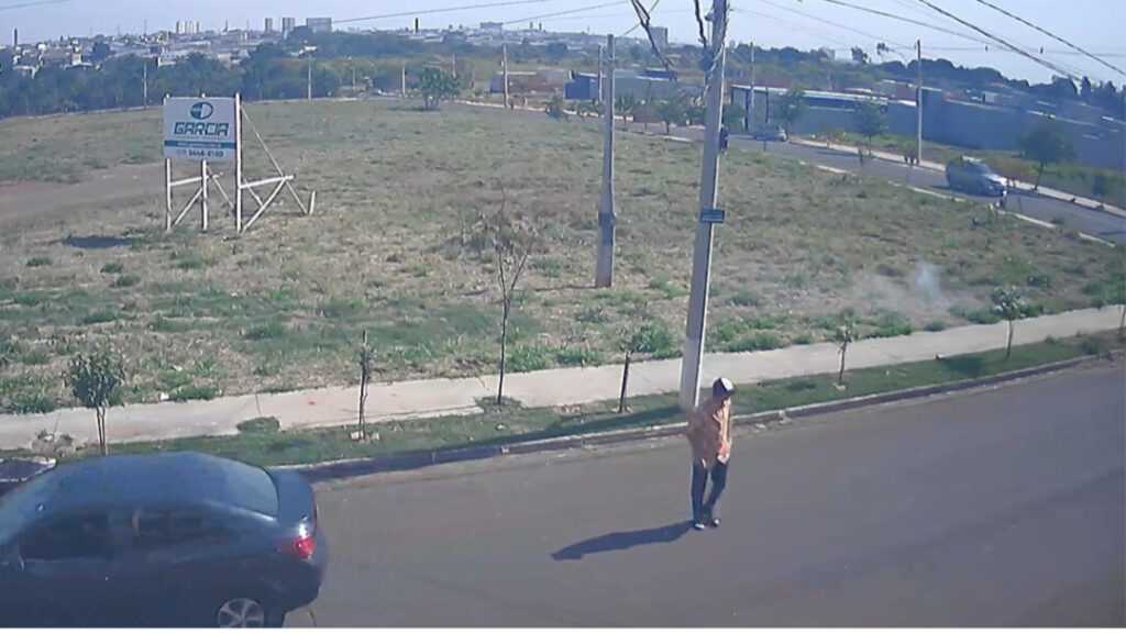 video-mostra-homem-iniciando-incendio-em-terreno-na-vila-pantano,-em-santa-barbara-d’oeste