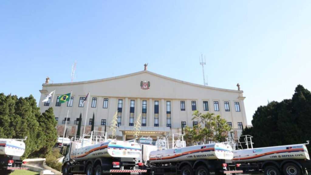 Santa Bárbara recebe caminhão-pipa de R$ 518,5 mil para reforçar enfrentamento a incêndios santa-barbara-recebe-caminhao-pipa-de-r$-518,5-mil-para-reforcar-combate-a-incendios