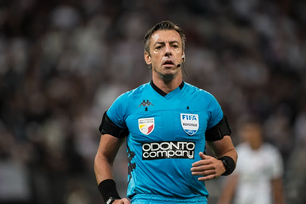 CBF defende Raphael Claus depois de críticas de Trump sobre expulsão na Copa do Mundo cbf-defende-raphael-claus-apos-criticas-de-trump-sobre-expulsao-na-copa-do-mundo
