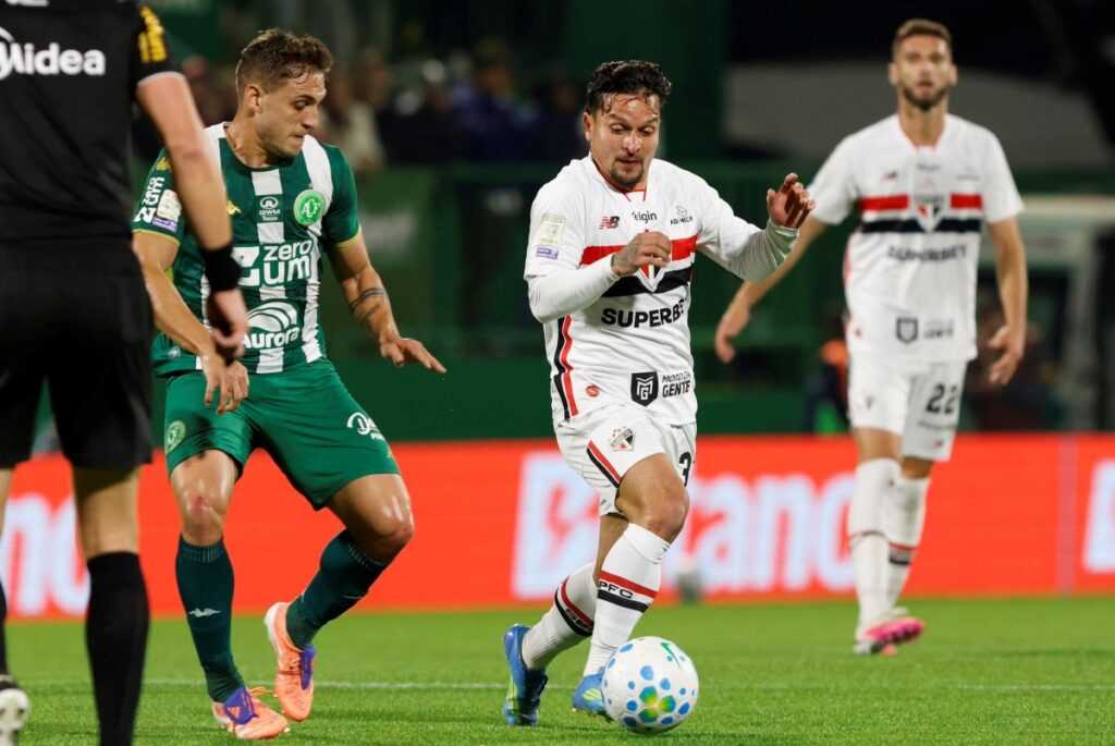 chapecoense-bate-o-sao-paulo-e-vence-a-segunda-no-brasileirao