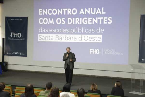 fho-recebe-dirigentes-das-escolas-publicas-de-santa-barbara-d’oeste-em-encontro-no-campus