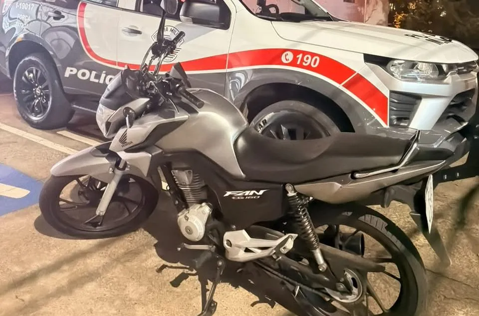 Homem é detido depois de tentar fugir com motocicleta furtada em Santa Bárbara d’Oeste homem-e-preso-apos-tentar-fugir-com-motocicleta-furtada-em-santa-barbara-d’oeste