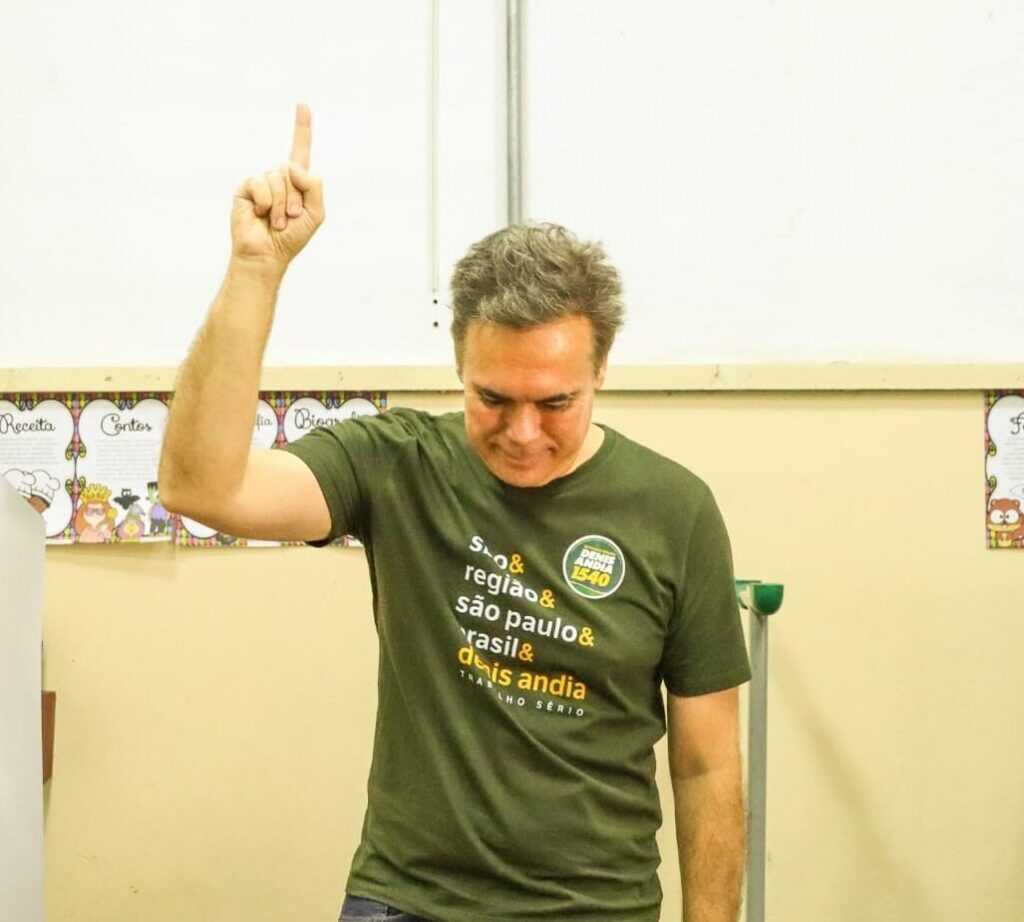 denis-andia-vota-em-santa-barbara-d’oeste-e-destaca-campanha-serena-e-com-coracao