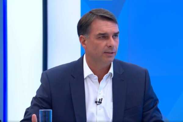 Flávio se diz surpreso com prisão de apoiadores no RJ: “Pagar dentro da lei” flavio-se-diz-surpreso-com-prisao-de-aliados-no-rj:-“pagar-dentro-da-lei”