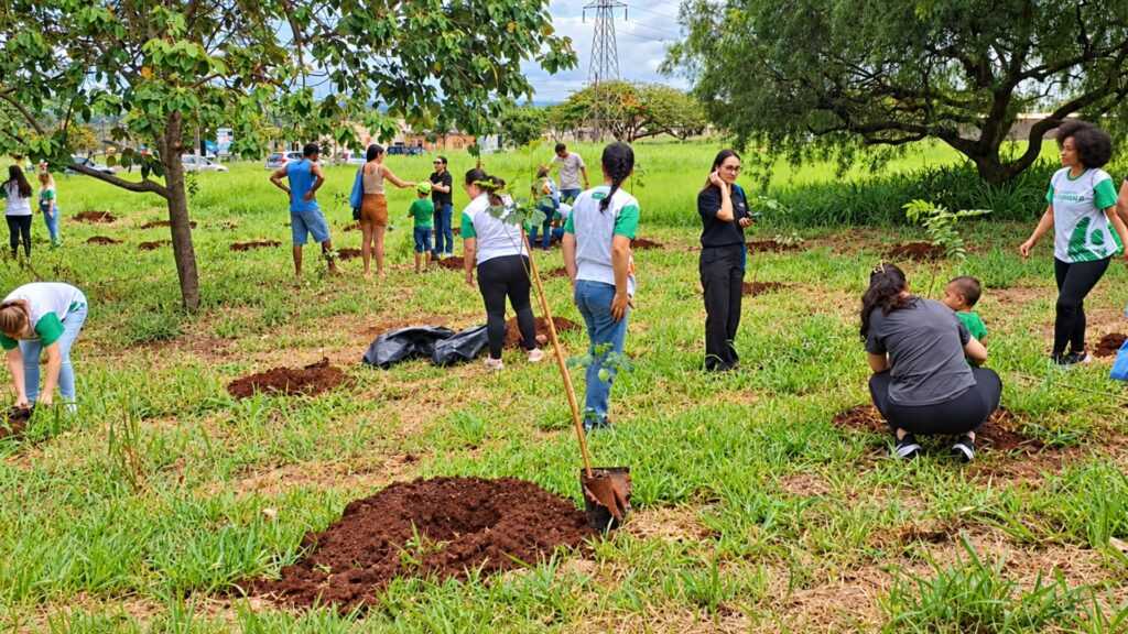 unimed-planta-60-arvores-em-acao-com-familias-em-santa-barbara-d’oeste