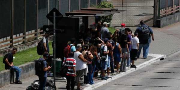 Motoristas de ônibus fazem paralisação na zona sul de São Paulo motoristas-de-onibus-fazem-paralisacao-na-zona-sul-de-sao-paulo